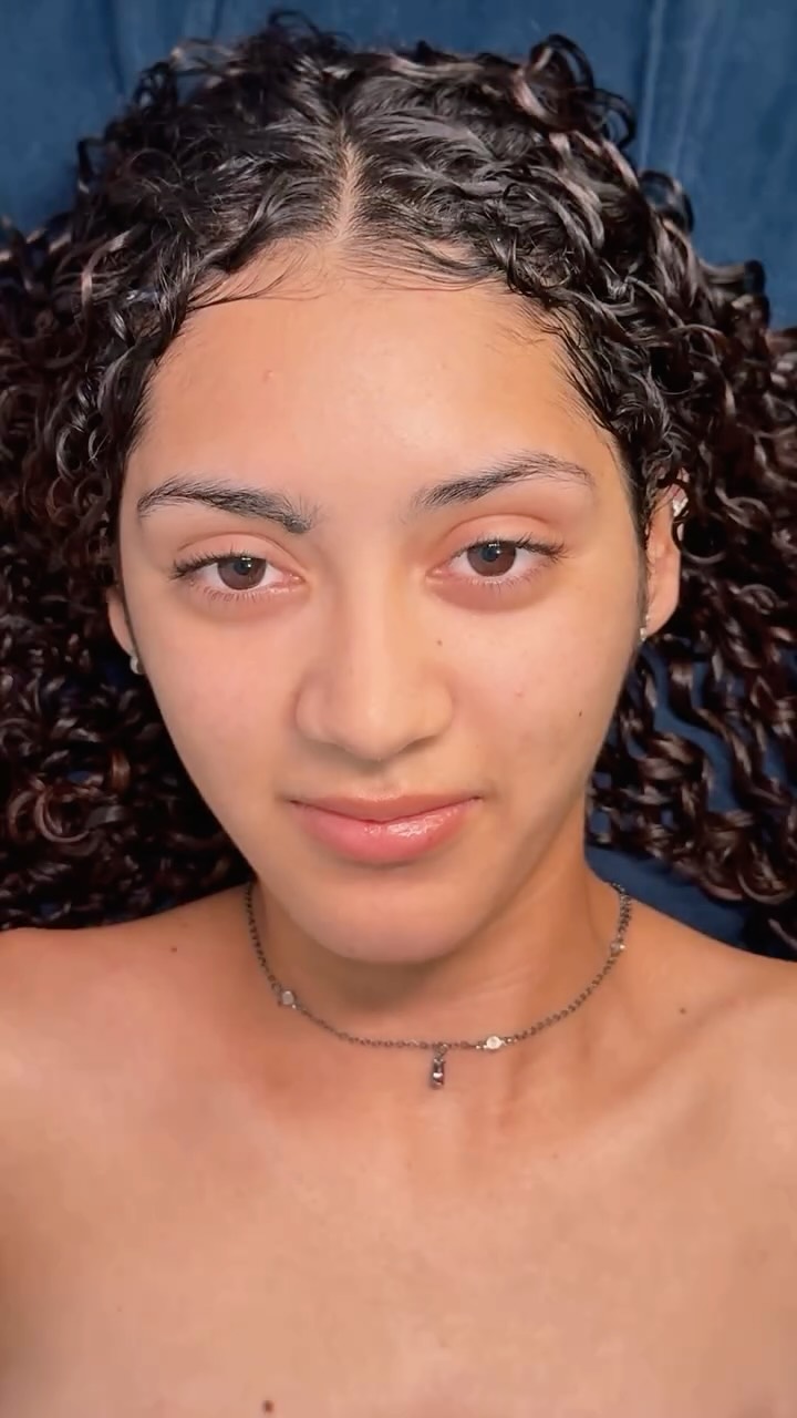Cliente de cabelo cacheado com Volume Luxo